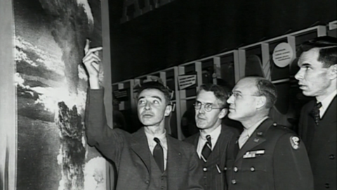 Oppenheimer pointing at image of H-Bomb cloud